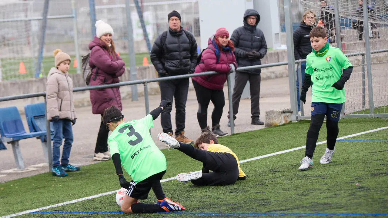 Octavos de final del XLII Torneo Interescolar de Osasuna en categoría alevín mixto disputado en las instalaciones de Tajonar. IÑIGO ALZUGARAY