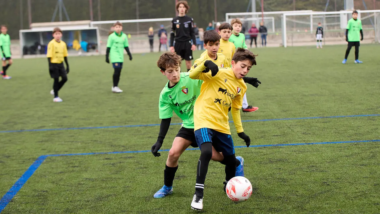 Octavos de final del XLII Torneo Interescolar de Osasuna en categoría alevín mixto disputado en las instalaciones de Tajonar. IÑIGO ALZUGARAY