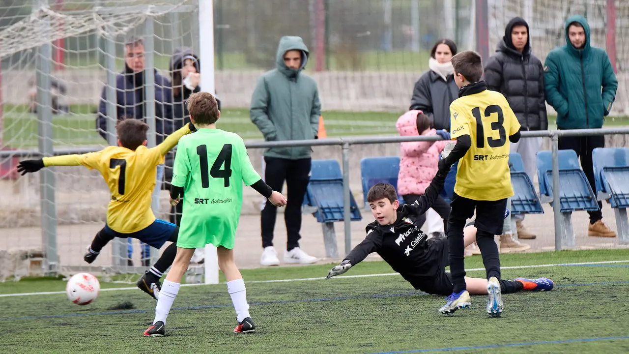 Octavos de final del XLII Torneo Interescolar de Osasuna en categoría alevín mixto disputado en las instalaciones de Tajonar. IÑIGO ALZUGARAY