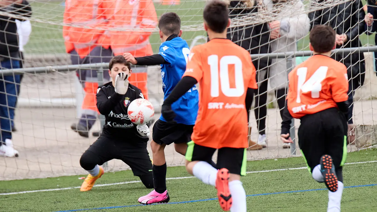 Octavos de final del XLII Torneo Interescolar de Osasuna en categoría alevín mixto disputado en las instalaciones de Tajonar. IÑIGO ALZUGARAY