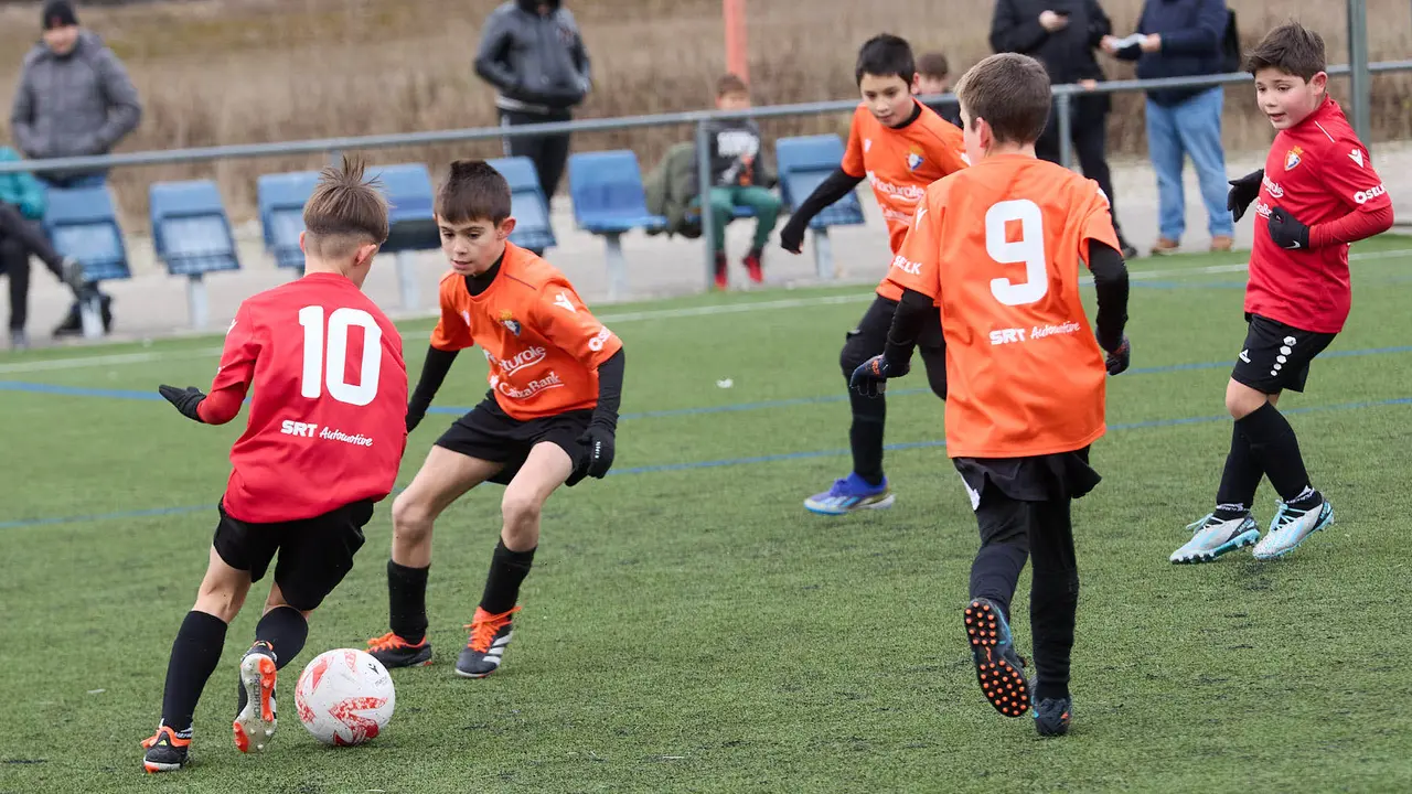 Octavos de final del XLII Torneo Interescolar de Osasuna en categoría benjamín mixto disputado en las instalaciones de Tajonar. IÑIGO ALZUGARAY