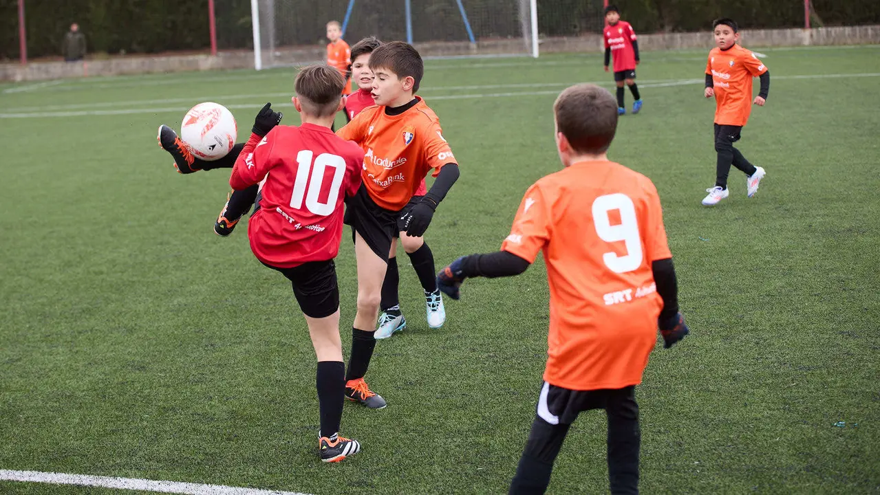 Octavos de final del XLII Torneo Interescolar de Osasuna en categoría benjamín mixto disputado en las instalaciones de Tajonar. IÑIGO ALZUGARAY