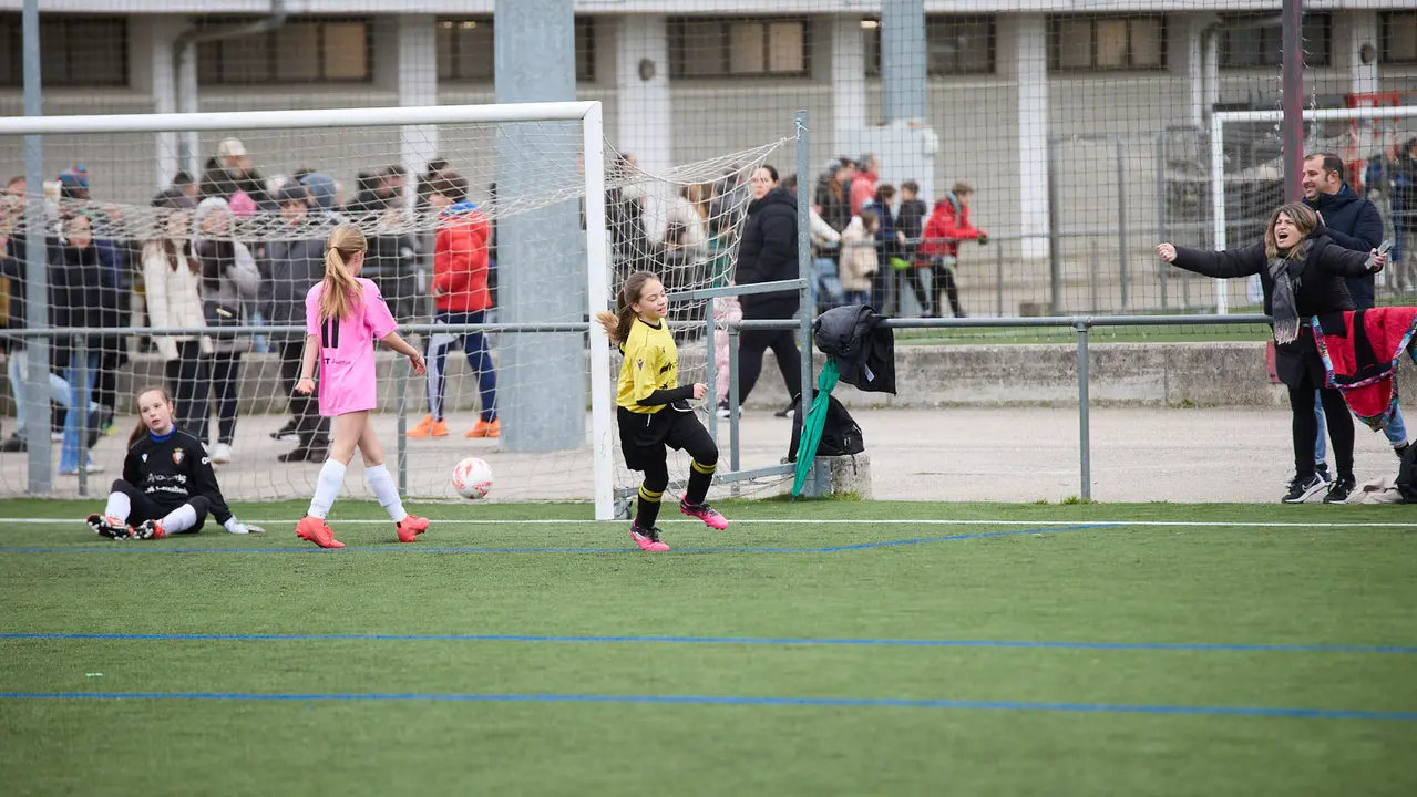 Octavos de final del XLII Torneo Interescolar de Osasuna en categoría femenina disputado en las instalaciones de Tajonar. IÑIGO ALZUGARAY