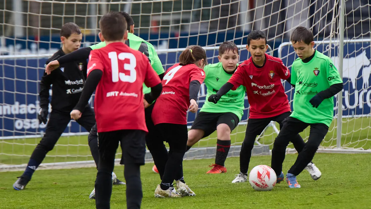 Final del XLII Torneo Interescolar de Osasuna en categoría benjamín mixto disputado en las instalaciones de Tajonar. IÑIGO ALZUGARAY