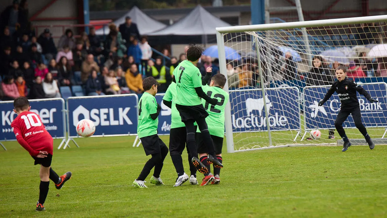 Final del XLII Torneo Interescolar de Osasuna en categoría benjamín mixto disputado en las instalaciones de Tajonar. IÑIGO ALZUGARAY