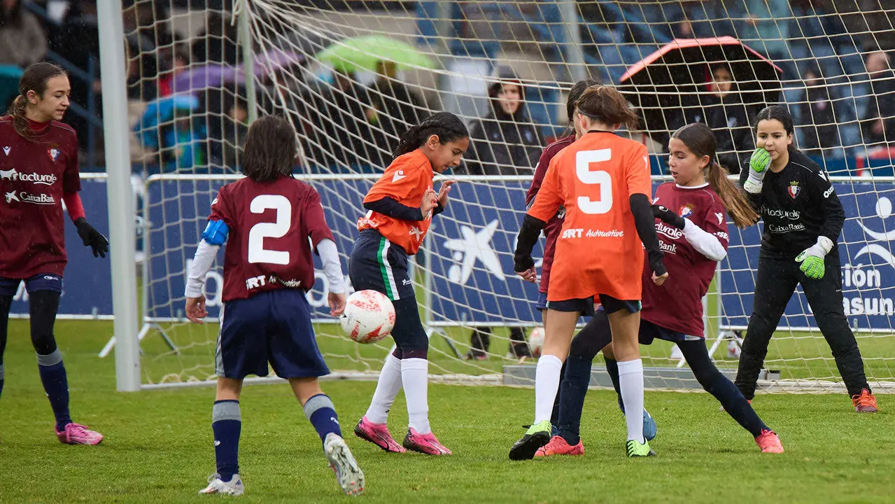 Final del XLII Torneo Interescolar de Osasuna en categoría femenina disputado en las instalaciones de Tajonar. IÑIGO ALZUGARAY