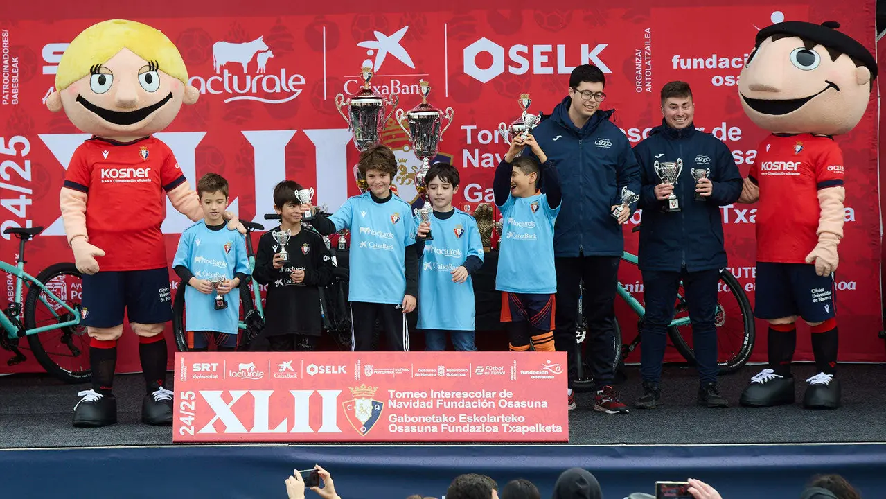 Entrega de Premios del XLII Torneo Interescolar de Osasuna disputado en las instalaciones de Tajonar. IÑIGO ALZUGARAY