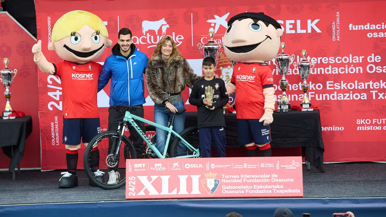 Entrega de Premios del XLII Torneo Interescolar de Osasuna disputado en las instalaciones de Tajonar. IÑIGO ALZUGARAY