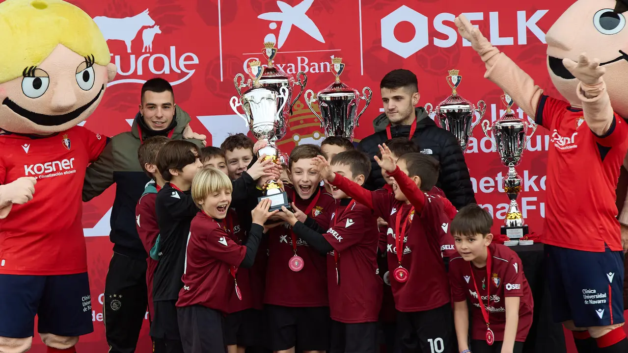 Entrega de Premios del XLII Torneo Interescolar de Osasuna disputado en las instalaciones de Tajonar. IÑIGO ALZUGARAY