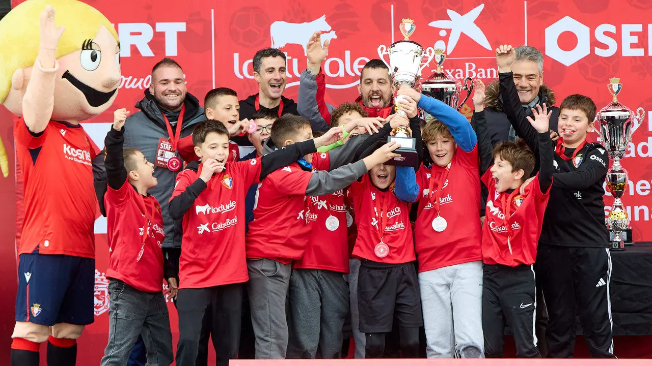 Entrega de Premios del XLII Torneo Interescolar de Osasuna disputado en las instalaciones de Tajonar. IÑIGO ALZUGARAY