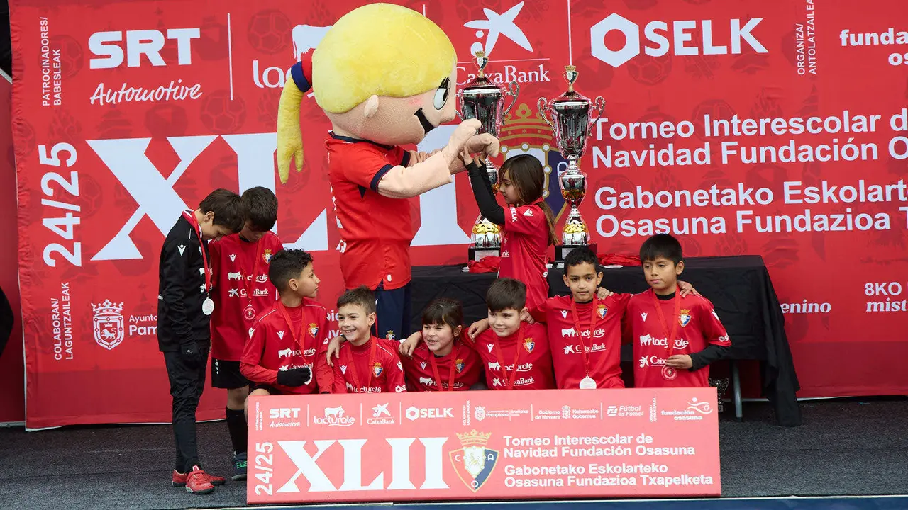 Entrega de Premios del XLII Torneo Interescolar de Osasuna disputado en las instalaciones de Tajonar. IÑIGO ALZUGARAY