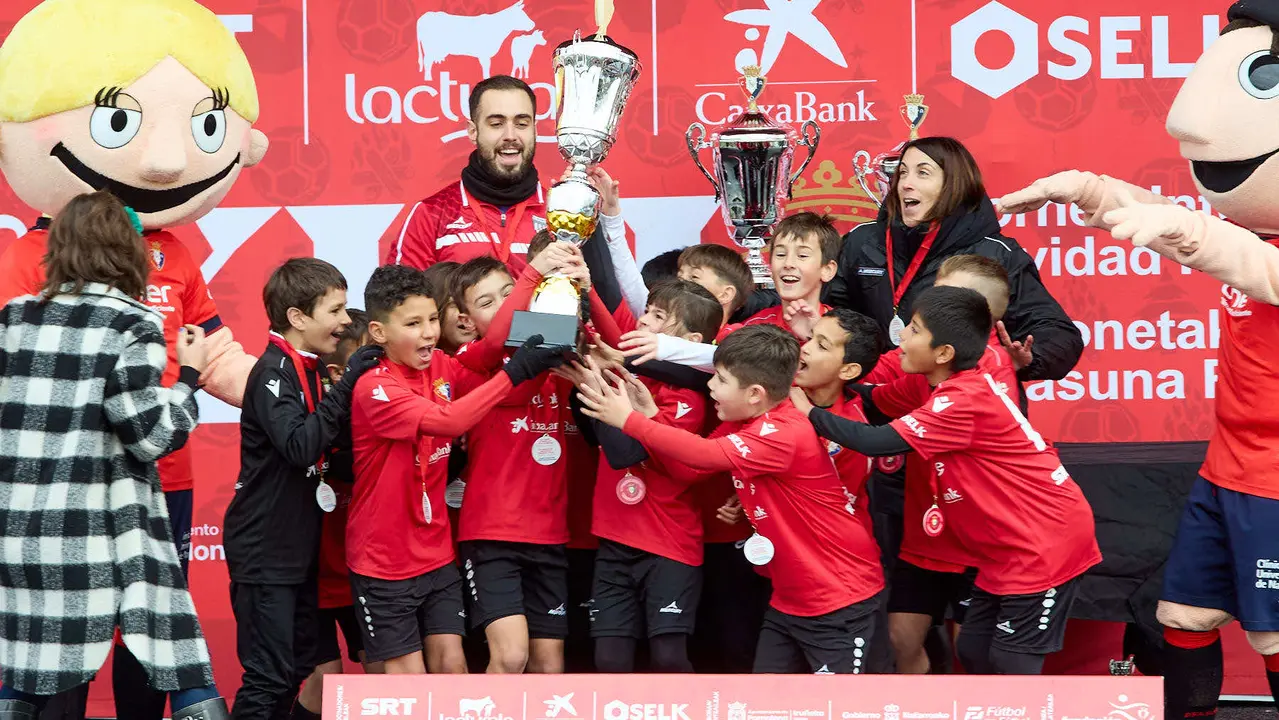 Entrega de Premios del XLII Torneo Interescolar de Osasuna disputado en las instalaciones de Tajonar. IÑIGO ALZUGARAY