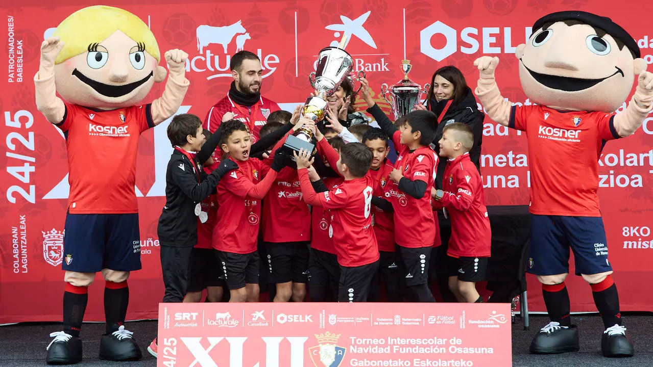 Entrega de Premios del XLII Torneo Interescolar de Osasuna disputado en las instalaciones de Tajonar. IÑIGO ALZUGARAY