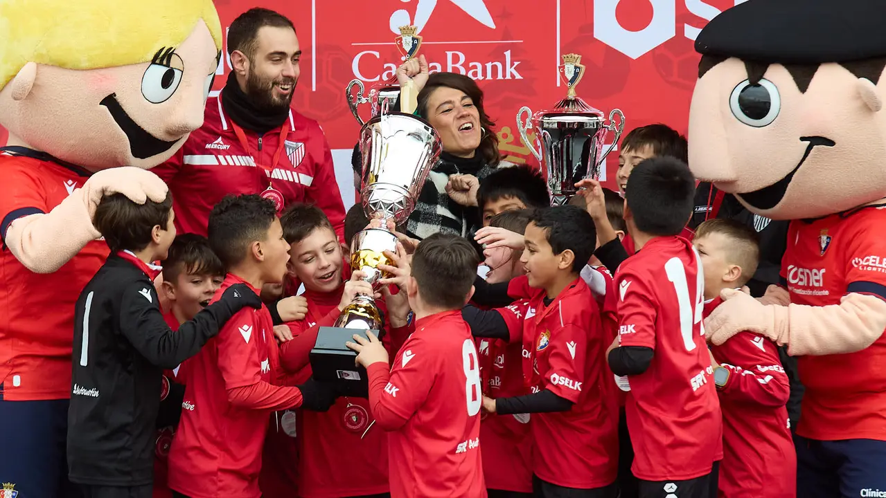 Entrega de Premios del XLII Torneo Interescolar de Osasuna disputado en las instalaciones de Tajonar. IÑIGO ALZUGARAY