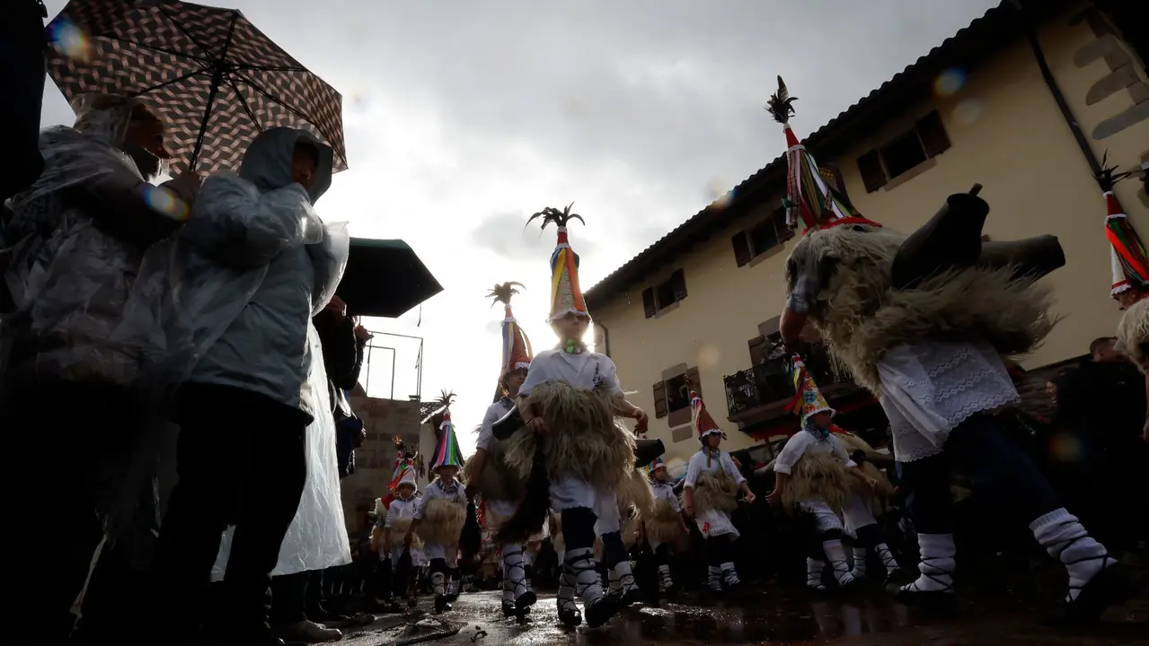 Los joaldunak de Ituren han correspondido este martes, con su visita a Zubieta, al desfile que ayer protagonizaron sus vecinos al acudir a su localidad, en una tradición centenaria que se enraiza en lo más puro del carnaval rural y de los conjuros para espantar a los malos espíritus y atraer bondades a las nuevas cosechas. EFE/ Jesús Diges