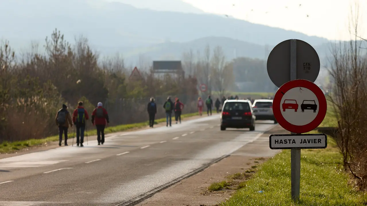Cientos de personas caminan desde diferentes puntos de Navarra hasta Javier dentro de la segunda Javierada de 2025 bajo el lema 'Peregrinos de la Esperanza'. IÑIGO ALZUGARAY