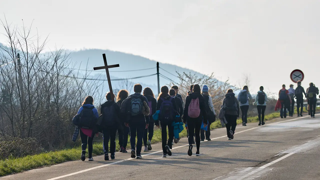 Cientos de personas caminan desde diferentes puntos de Navarra hasta Javier dentro de la segunda Javierada de 2025 bajo el lema 'Peregrinos de la Esperanza'. IÑIGO ALZUGARAY