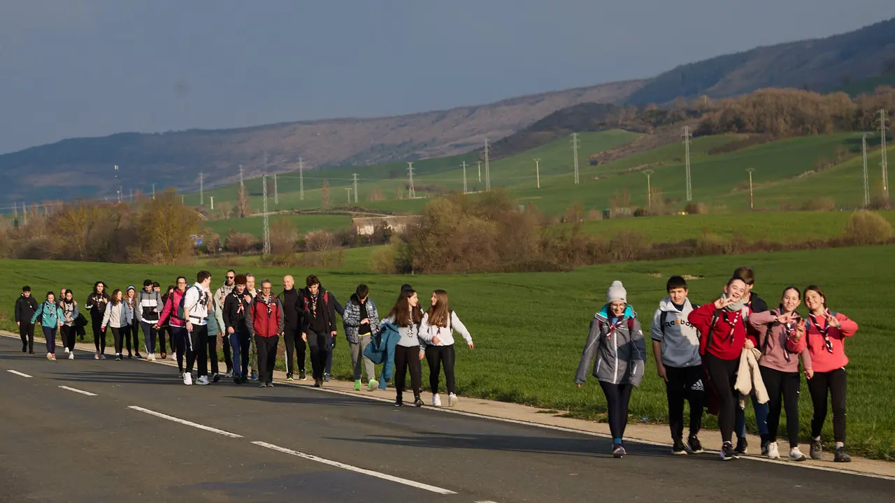 Cientos de personas caminan desde diferentes puntos de Navarra hasta Javier dentro de la segunda Javierada de 2025 bajo el lema 'Peregrinos de la Esperanza'. IÑIGO ALZUGARAY