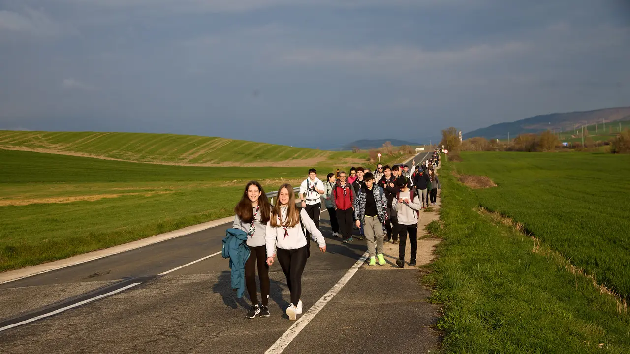 Cientos de personas caminan desde diferentes puntos de Navarra hasta Javier dentro de la segunda Javierada de 2025 bajo el lema 'Peregrinos de la Esperanza'. IÑIGO ALZUGARAY