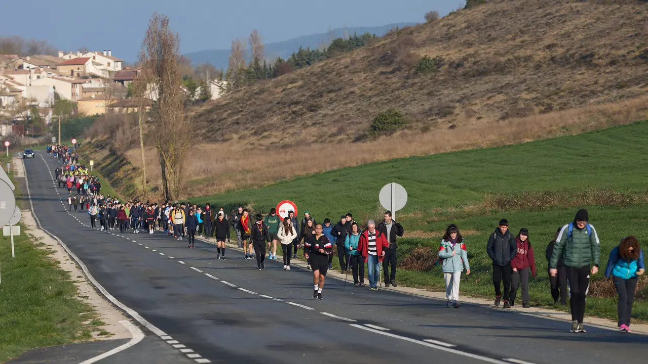 Cientos de personas caminan desde diferentes puntos de Navarra hasta Javier dentro de la segunda Javierada de 2025 bajo el lema 'Peregrinos de la Esperanza'. IÑIGO ALZUGARAY