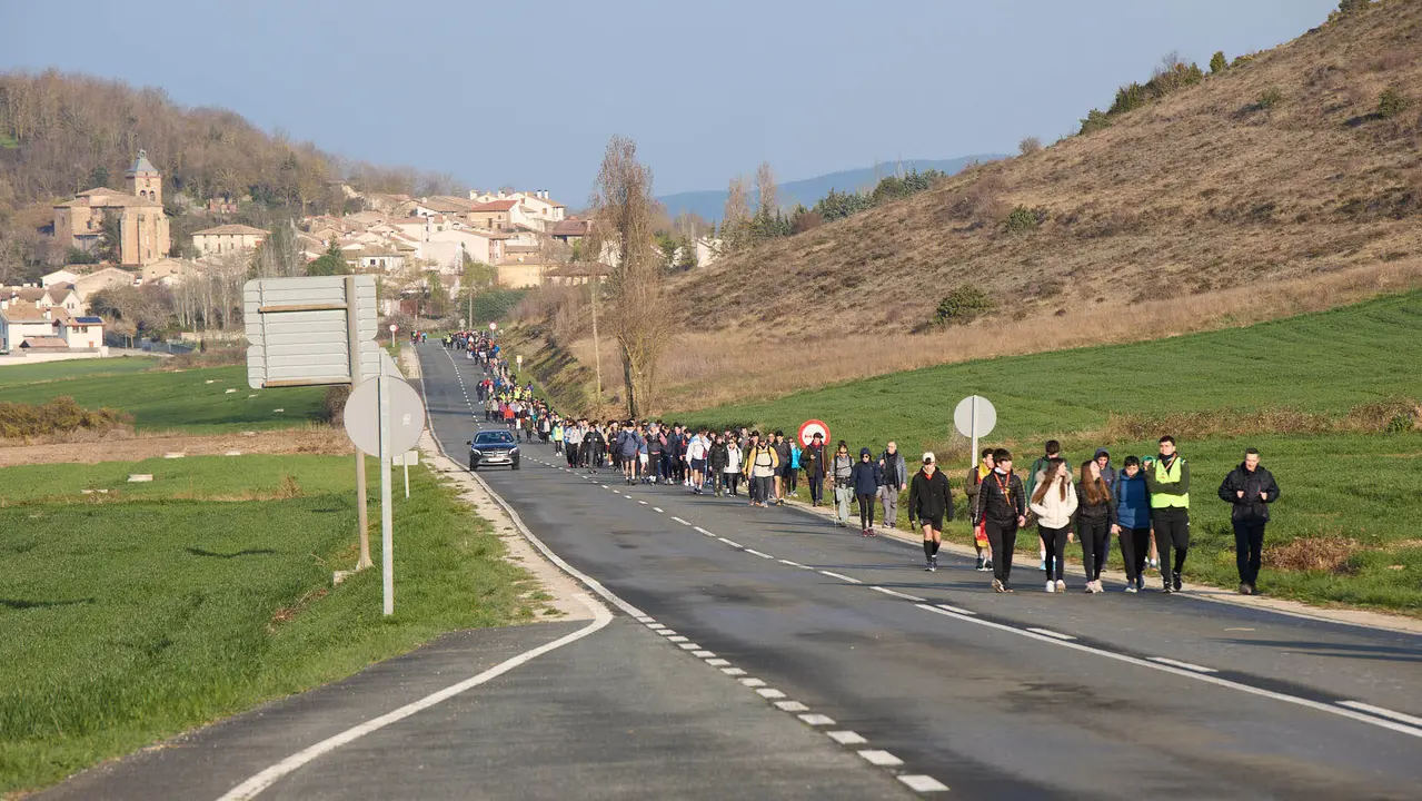 Cientos de personas caminan desde diferentes puntos de Navarra hasta Javier dentro de la segunda Javierada de 2025 bajo el lema 'Peregrinos de la Esperanza'. IÑIGO ALZUGARAY