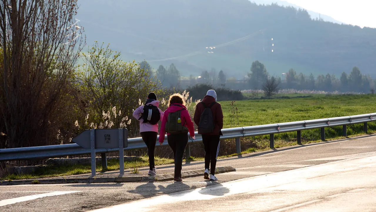 Cientos de personas caminan desde diferentes puntos de Navarra hasta Javier dentro de la segunda Javierada de 2025 bajo el lema 'Peregrinos de la Esperanza'. IÑIGO ALZUGARAY