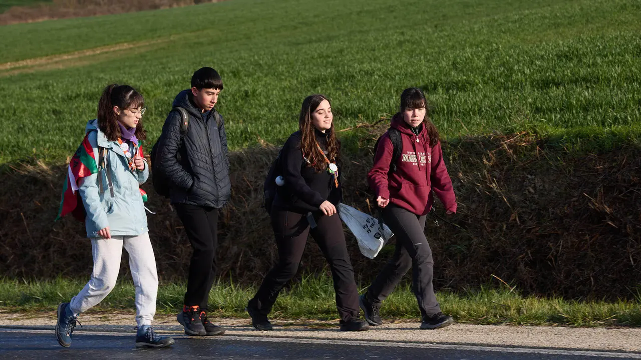 Cientos de personas caminan desde diferentes puntos de Navarra hasta Javier dentro de la segunda Javierada de 2025 bajo el lema 'Peregrinos de la Esperanza'. IÑIGO ALZUGARAY