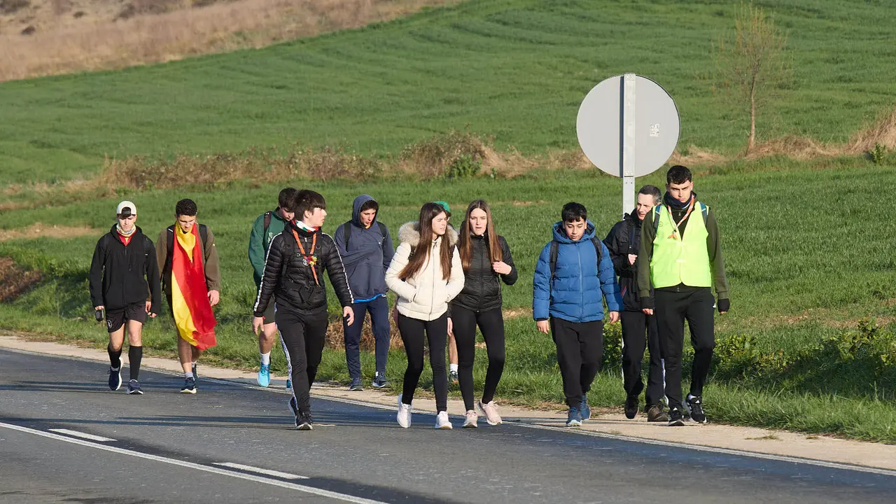 Cientos de personas caminan desde diferentes puntos de Navarra hasta Javier dentro de la segunda Javierada de 2025 bajo el lema 'Peregrinos de la Esperanza'. IÑIGO ALZUGARAY
