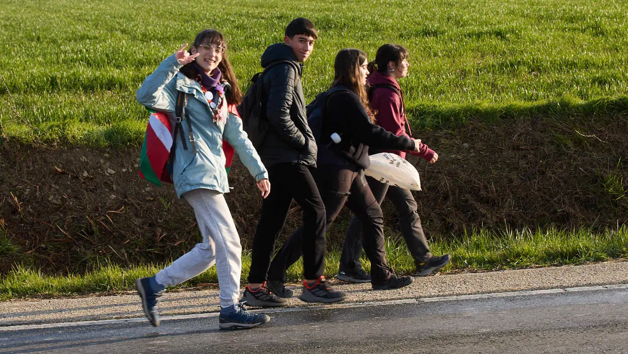 Cientos de personas caminan desde diferentes puntos de Navarra hasta Javier dentro de la segunda Javierada de 2025 bajo el lema 'Peregrinos de la Esperanza'. IÑIGO ALZUGARAY