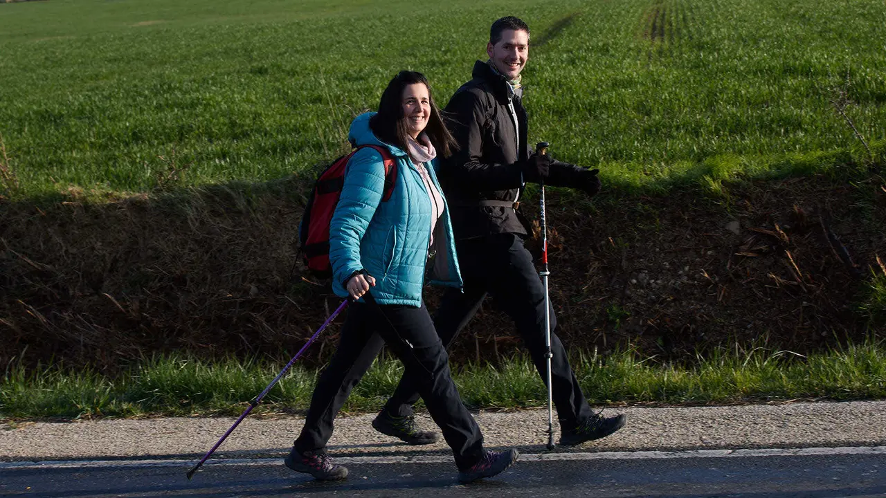 Cientos de personas caminan desde diferentes puntos de Navarra hasta Javier dentro de la segunda Javierada de 2025 bajo el lema 'Peregrinos de la Esperanza'. IÑIGO ALZUGARAY