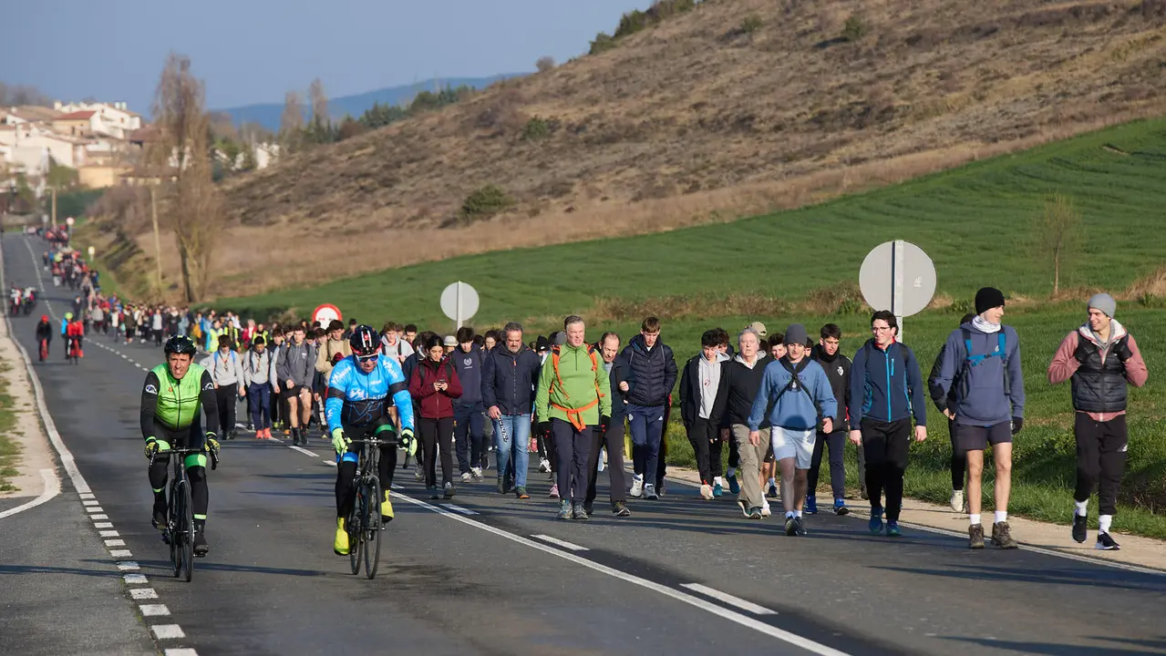 Cientos de personas caminan desde diferentes puntos de Navarra hasta Javier dentro de la segunda Javierada de 2025 bajo el lema 'Peregrinos de la Esperanza'. IÑIGO ALZUGARAY