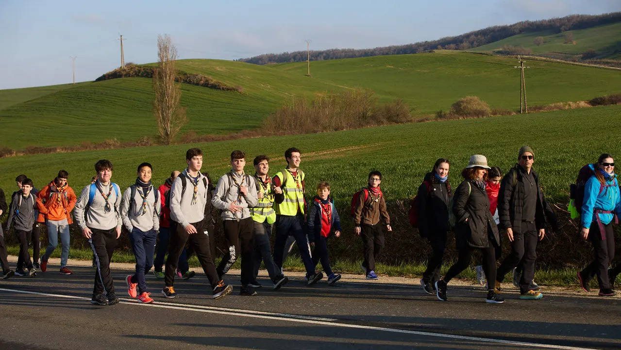Cientos de personas caminan desde diferentes puntos de Navarra hasta Javier dentro de la segunda Javierada de 2025 bajo el lema 'Peregrinos de la Esperanza'. IÑIGO ALZUGARAY