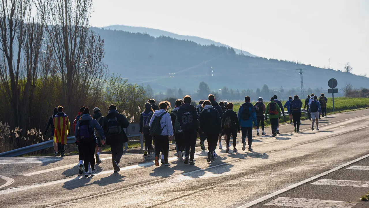 Cientos de personas caminan desde diferentes puntos de Navarra hasta Javier dentro de la segunda Javierada de 2025 bajo el lema 'Peregrinos de la Esperanza'. IÑIGO ALZUGARAY