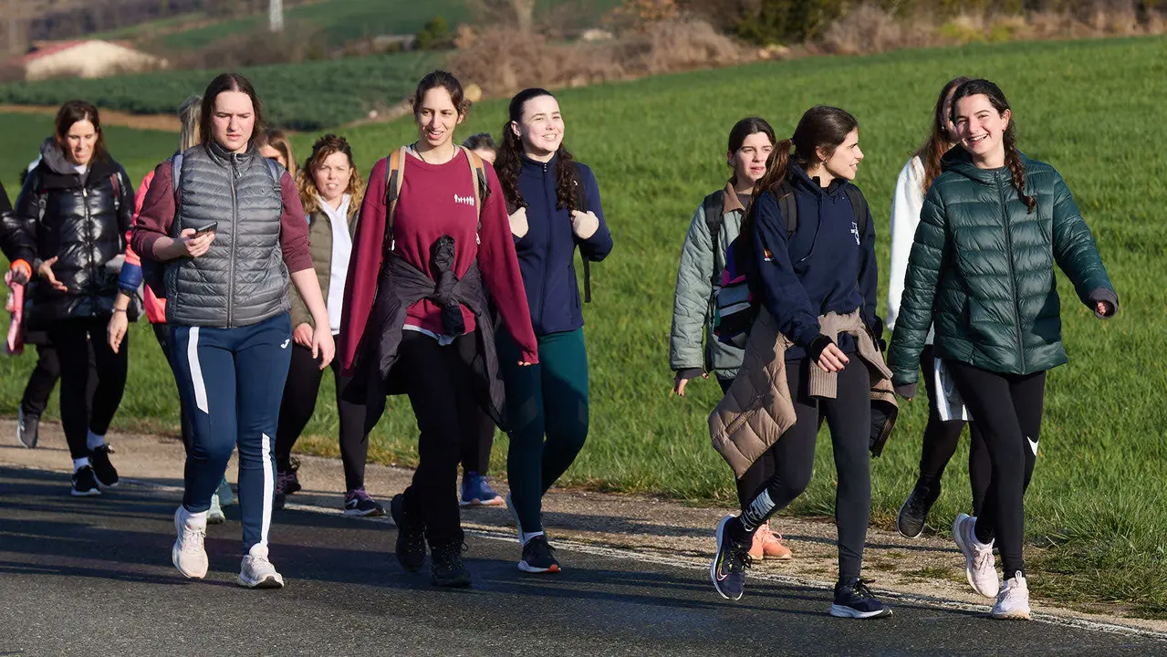 Cientos de personas caminan desde diferentes puntos de Navarra hasta Javier dentro de la segunda Javierada de 2025 bajo el lema 'Peregrinos de la Esperanza'. IÑIGO ALZUGARAY