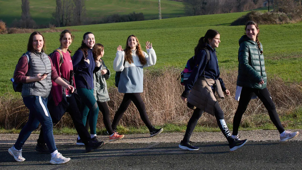 Cientos de personas caminan desde diferentes puntos de Navarra hasta Javier dentro de la segunda Javierada de 2025 bajo el lema 'Peregrinos de la Esperanza'. IÑIGO ALZUGARAY