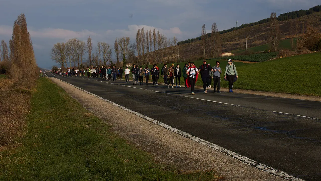 Cientos de personas caminan desde diferentes puntos de Navarra hasta Javier dentro de la segunda Javierada de 2025 bajo el lema 'Peregrinos de la Esperanza'. IÑIGO ALZUGARAY