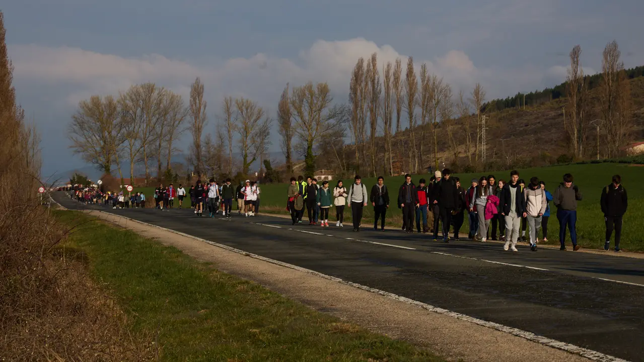 Cientos de personas caminan desde diferentes puntos de Navarra hasta Javier dentro de la segunda Javierada de 2025 bajo el lema 'Peregrinos de la Esperanza'. IÑIGO ALZUGARAY