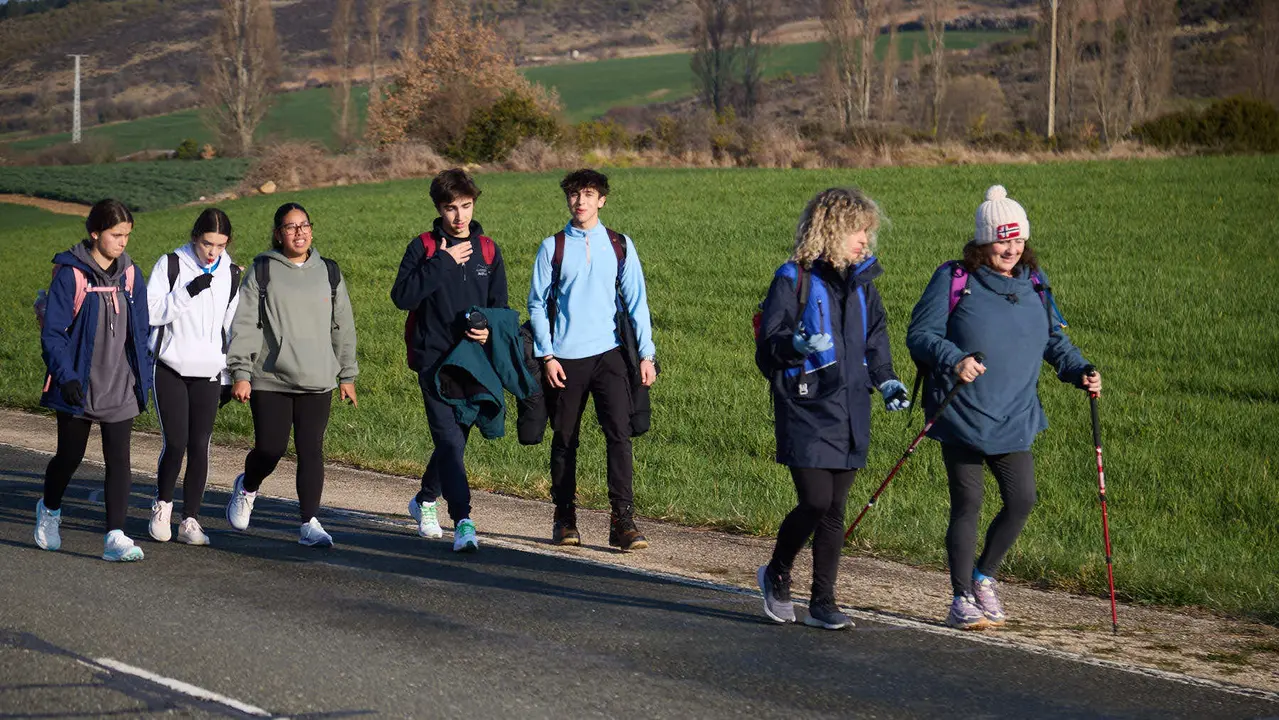 Cientos de personas caminan desde diferentes puntos de Navarra hasta Javier dentro de la segunda Javierada de 2025 bajo el lema 'Peregrinos de la Esperanza'. IÑIGO ALZUGARAY