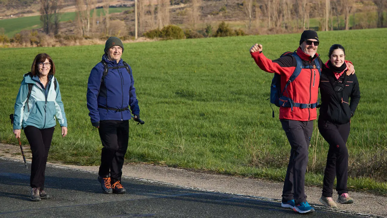 Cientos de personas caminan desde diferentes puntos de Navarra hasta Javier dentro de la segunda Javierada de 2025 bajo el lema 'Peregrinos de la Esperanza'. IÑIGO ALZUGARAY