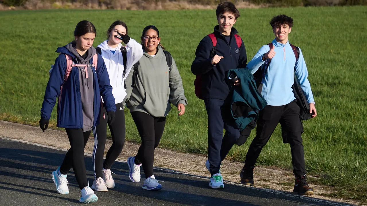 Cientos de personas caminan desde diferentes puntos de Navarra hasta Javier dentro de la segunda Javierada de 2025 bajo el lema 'Peregrinos de la Esperanza'. IÑIGO ALZUGARAY