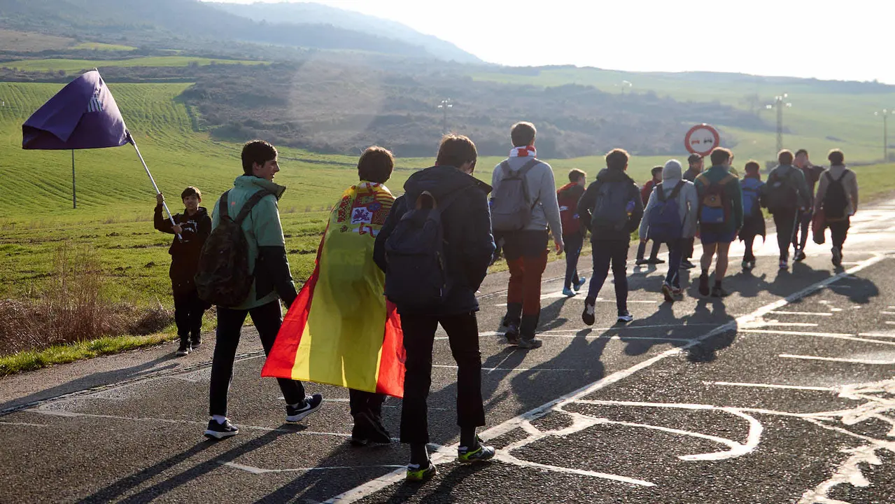 Cientos de personas caminan desde diferentes puntos de Navarra hasta Javier dentro de la segunda Javierada de 2025 bajo el lema 'Peregrinos de la Esperanza'. IÑIGO ALZUGARAY