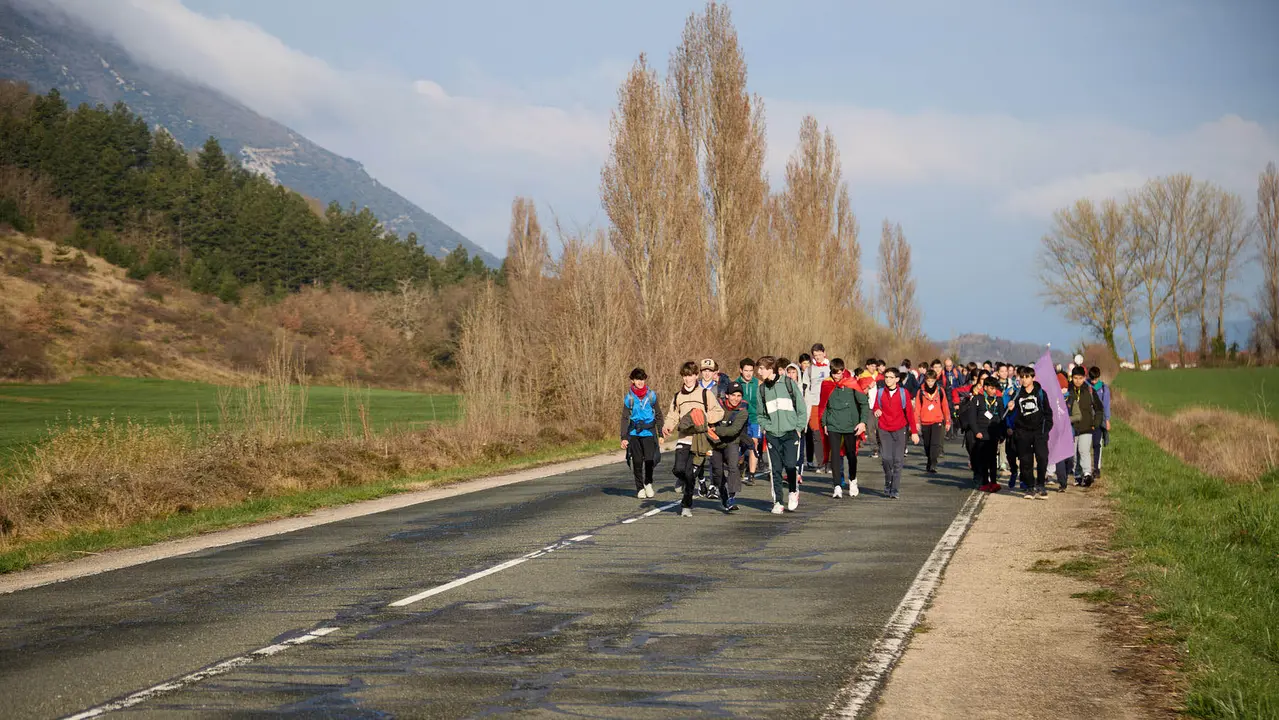 Cientos de personas caminan desde diferentes puntos de Navarra hasta Javier dentro de la segunda Javierada de 2025 bajo el lema 'Peregrinos de la Esperanza'. IÑIGO ALZUGARAY