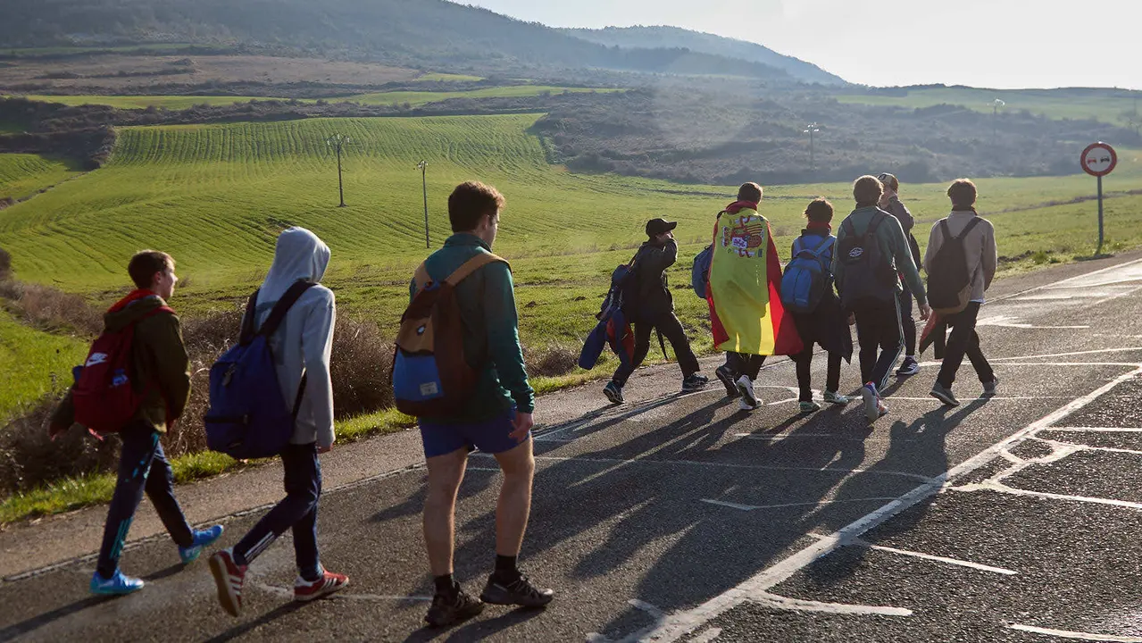 Cientos de personas caminan desde diferentes puntos de Navarra hasta Javier dentro de la segunda Javierada de 2025 bajo el lema 'Peregrinos de la Esperanza'. IÑIGO ALZUGARAY