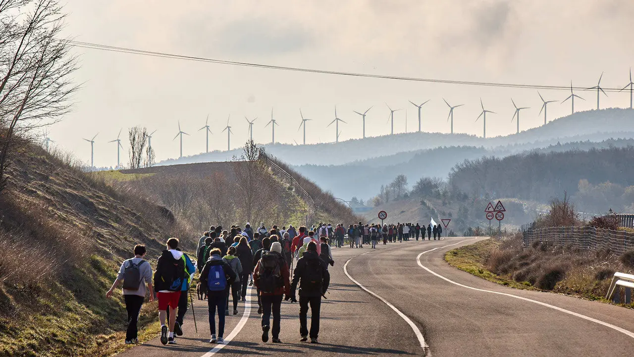 Cientos de personas caminan desde diferentes puntos de Navarra hasta Javier dentro de la segunda Javierada de 2025 bajo el lema 'Peregrinos de la Esperanza'. IÑIGO ALZUGARAY