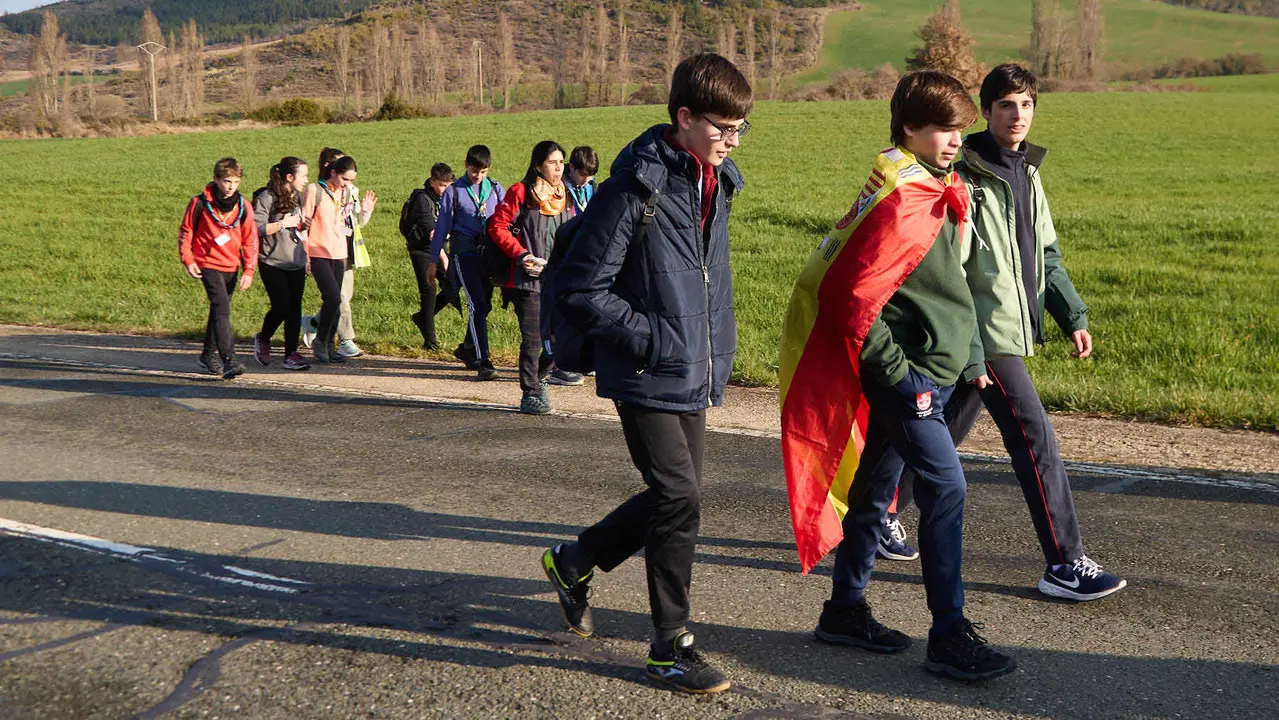 Cientos de personas caminan desde diferentes puntos de Navarra hasta Javier dentro de la segunda Javierada de 2025 bajo el lema 'Peregrinos de la Esperanza'. IÑIGO ALZUGARAY