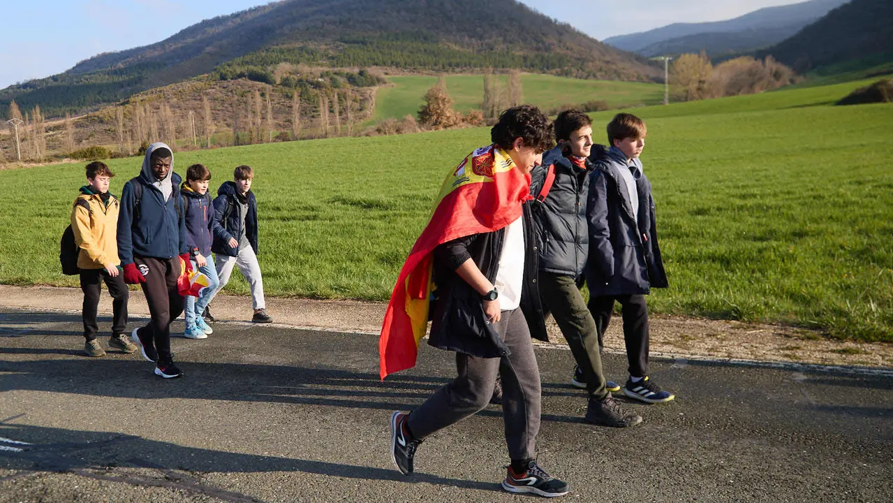 Cientos de personas caminan desde diferentes puntos de Navarra hasta Javier dentro de la segunda Javierada de 2025 bajo el lema 'Peregrinos de la Esperanza'. IÑIGO ALZUGARAY
