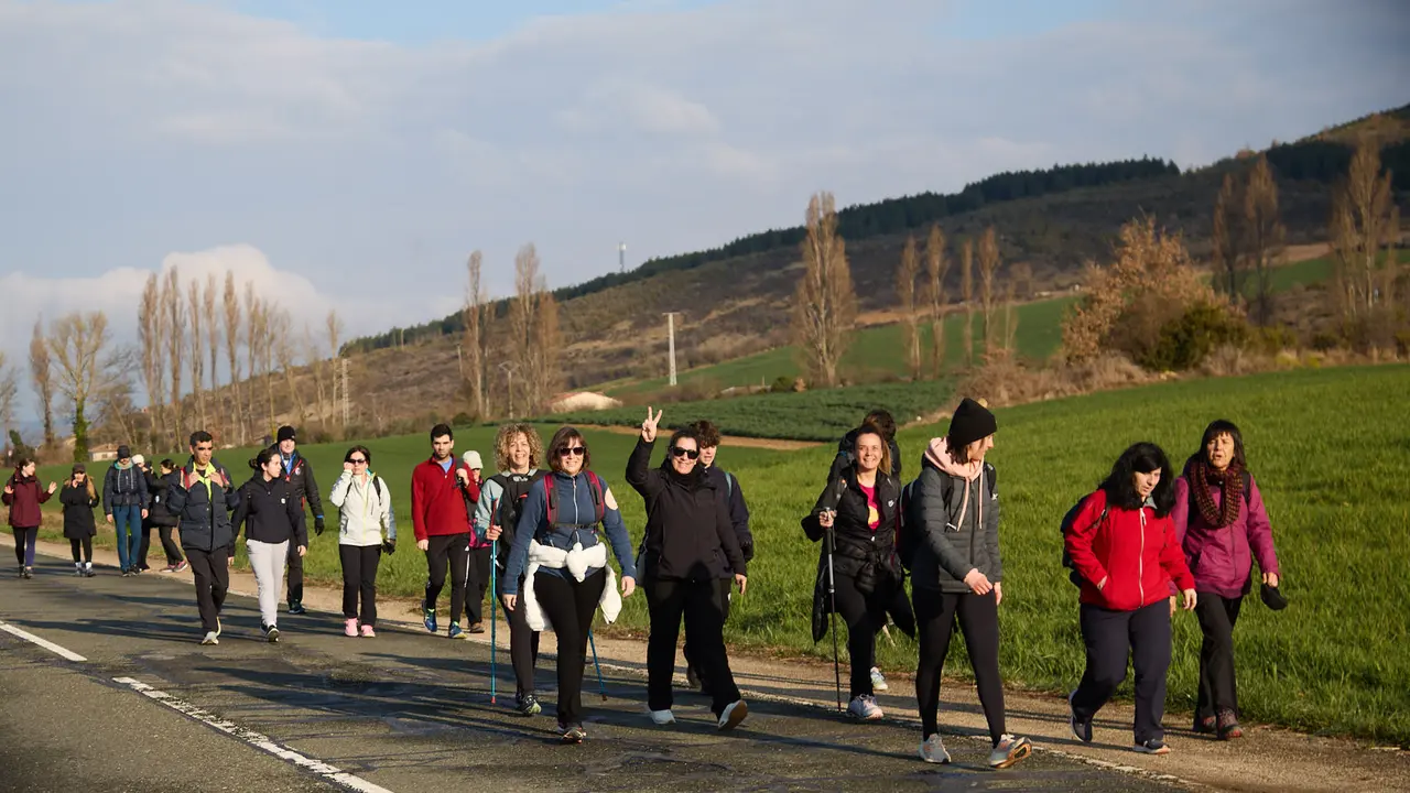 Cientos de personas caminan desde diferentes puntos de Navarra hasta Javier dentro de la segunda Javierada de 2025 bajo el lema 'Peregrinos de la Esperanza'. IÑIGO ALZUGARAY