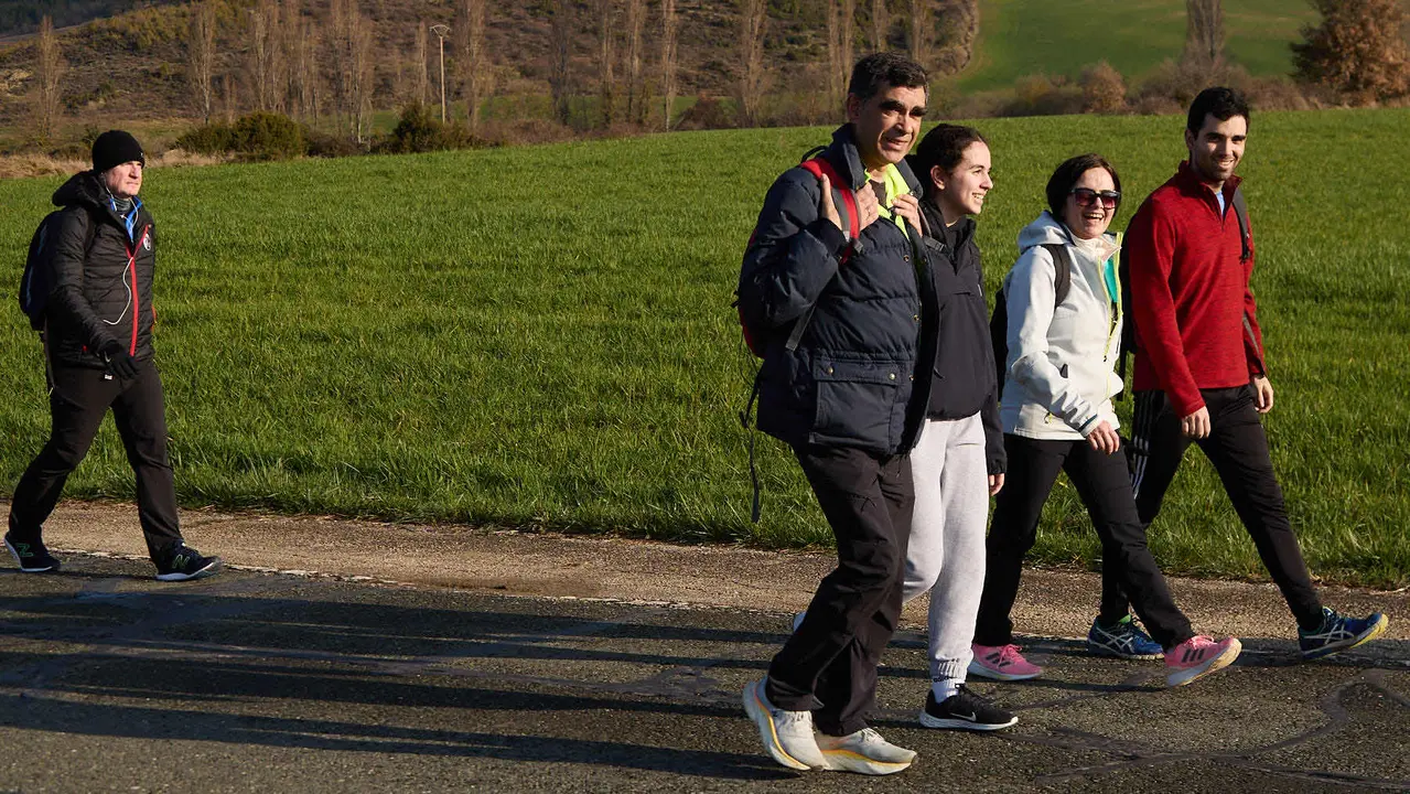 Cientos de personas caminan desde diferentes puntos de Navarra hasta Javier dentro de la segunda Javierada de 2025 bajo el lema 'Peregrinos de la Esperanza'. IÑIGO ALZUGARAY