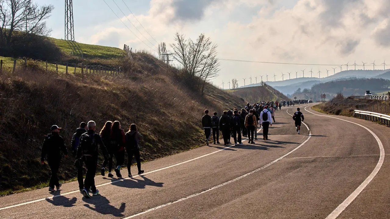Cientos de personas caminan desde diferentes puntos de Navarra hasta Javier dentro de la segunda Javierada de 2025 bajo el lema 'Peregrinos de la Esperanza'. IÑIGO ALZUGARAY