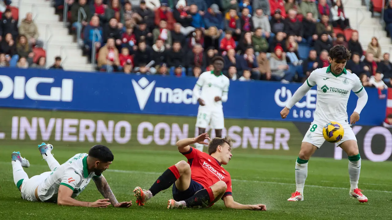 Omar Alderete (15. Getafe CF), Pablo Ibáñez (8. CA Osasuna) y Mauro Arambarri (8. Getafe CF) durante el partido de La Liga EA Sports entre CA Osasuna y Getafe CF disputado en el estadio de El Sadar en Pamplona. IÑIGO ALZUGARAY